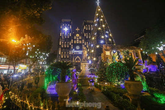 Các nhà thờ lớn ở Hà Nội trang hoàng lung linh chào đón Giáng sinh