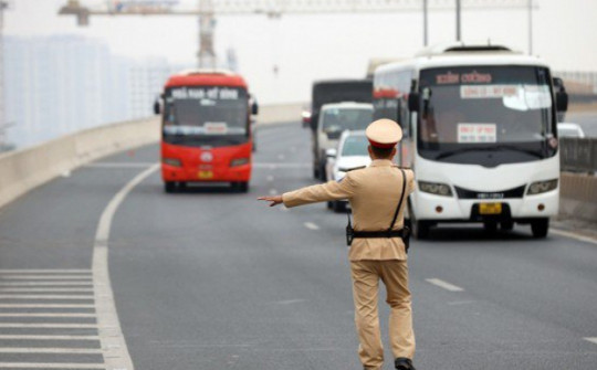 Ngày đầu ra quân, CSGT Hà Nội xử phạt nhiều tài xế xe khách, xe chở hàng vi phạm