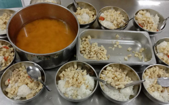 Hình ảnh bữa ăn tại trường bán trú sau khi bị tố cho học sinh ăn 2 gói mì tôm chan cơm