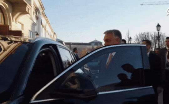 Video: Hành động bất ngờ của ông Orban khi được Tổng thống Thổ Nhĩ Kỳ tặng xe SUV điện