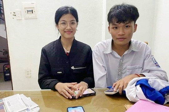 Hai học sinh Quảng Bình trả lại điện thoại cho du khách Anh đánh rơi