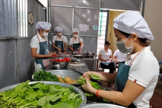 Nặng trĩu tâm tư của những nhân viên bếp hỗ trợ phục vụ cho trường học
