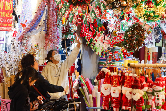 Ảnh: Khách xem nhiều hơn mua, thị trường đồ trang trí Giáng sinh ở Hà Nội 'cảm lạnh'