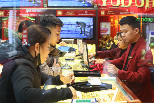 Giá vàng lên đỉnh lịch sử, thị trường Hà Nội vẫn im ắng