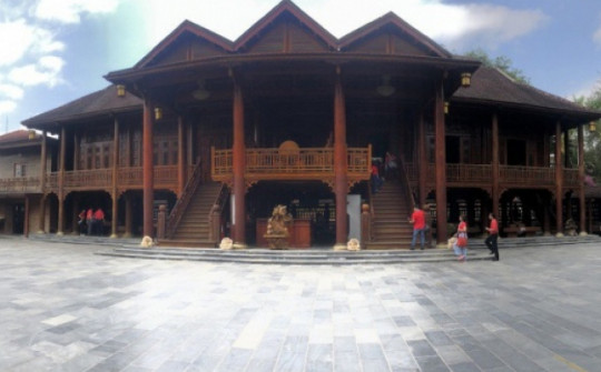 Choáng ngợp với nhà sàn lớn nhất Việt Nam làm từ gỗ lim hơn 900 tuổi