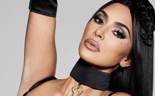 Kim Kardashian tạo dáng quyến rũ, kết hợp thương hiệu cá nhân với nhãn kim hoàn xa xỉ