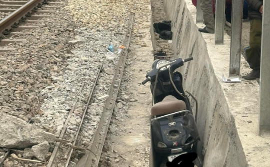 Băng qua đường sắt lúc tàu hỏa tới, 2 nữ cán bộ bệnh viện tử vong