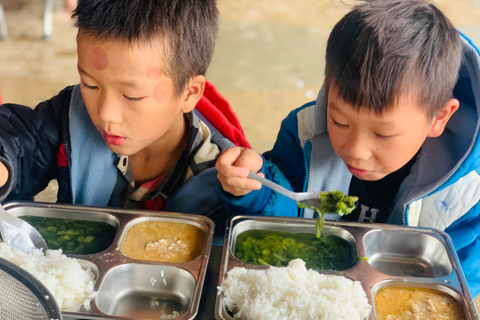 Vụ học sinh ăn mỳ tôm chan cơm: Đừng đánh đồng tất cả