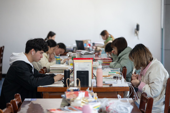 Sinh viên Trung Quốc thích làm công chức hơn học thạc sĩ