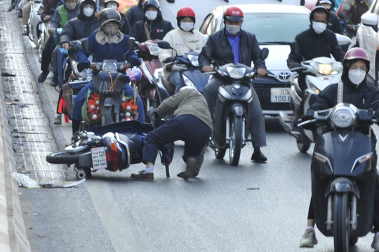 Hà Nội: Nhiều người và phương tiện bất ngờ trượt ngã trên dốc cầu vượt ngã tư Vọng