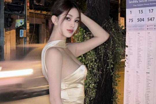 ''Hot mom'' 30 tuổi diện áo lụa mềm mại, tôn vòng 1 đẹp tự nhiên khi đi chơi đêm