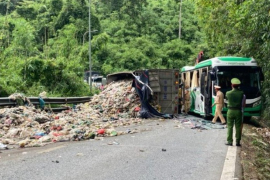 Xe rác tông vào ô tô khách chở người nước ngoài trên đèo Bảo Lộc