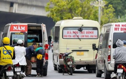 Xe khách vô tư tạt đầu, chạy kiểu 'rùa bò' bắt khách trên phố Hà Nội