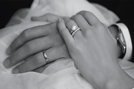 Tại sao nhẫn cưới phải đeo ở ngón áp út?