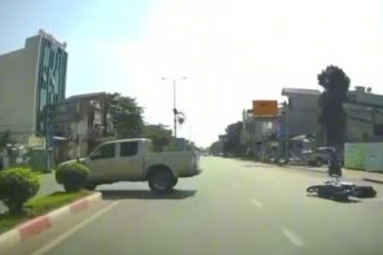 Clip: Chạy xe như chốn không người, ô tô bán tải khiến tài xế xe máy gặp nạn