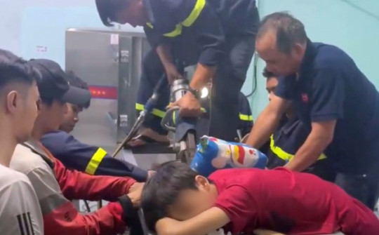 Nghẹt thở giải cứu thiếu niên 14 tuổi bị kẹt tay trong máy trộn thực phẩm