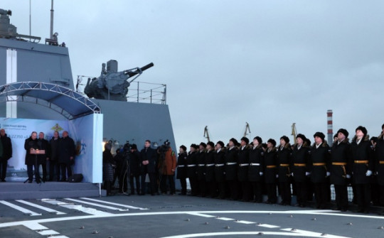 Ông Putin dự lễ biên chế chiến hạm tối tân, tiết lộ Nga đóng hàng loạt tàu chiến mới