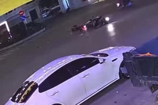 Clip: Nhanh vài giây, 2 xe máy tông nhau cực mạnh, 2 tài xế nằm gục tại chỗ