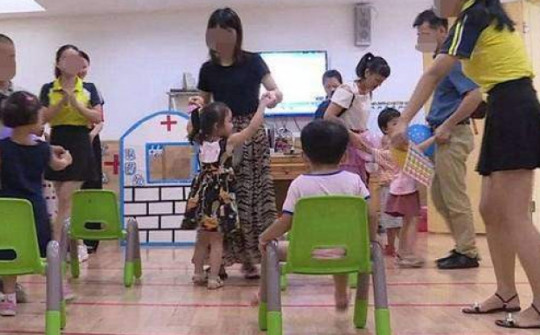 Mẹ Việt đăng đàn bức xúc vì nhắn tin nhờ cô giáo mầm non chăm con bị ốm, ai ngờ bị nói "Để bé ở nhà đi chị"