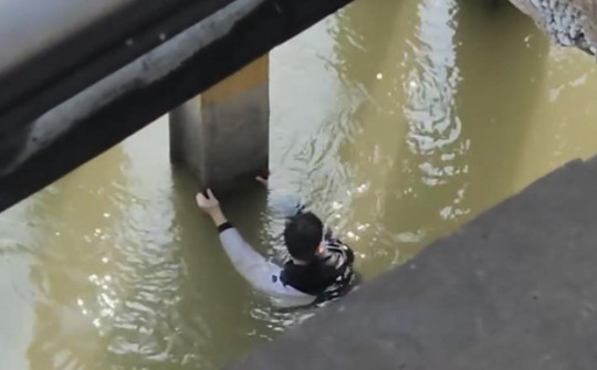 Sự thật thông tin nam thanh niên ngã từ cầu Long Biên xuống sông Hồng vì mải chụp ảnh