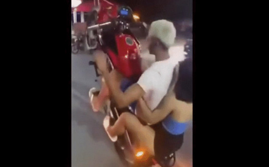 Video: Nam thanh niên chở bạn gái bốc đầu xe máy và cái kết đau đớn