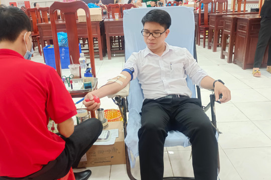 Thầy giáo 9X Hậu Giang tích cực hiến máu tình nguyện
