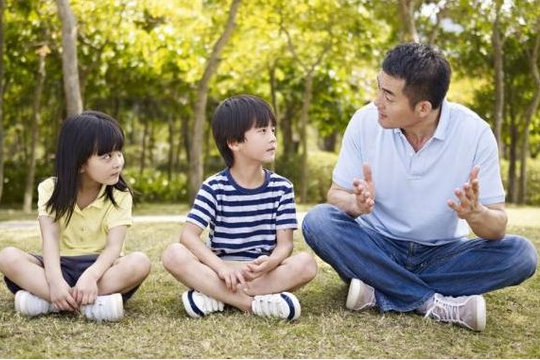 Cách cha mẹ nói chuyện với con giúp ích rất lớn đối với khả năng giao tiếp và tự tin ở trẻ