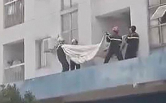 Camera ghi cảnh người đàn ông nhảy từ lầu 5 chung cư xuống đất