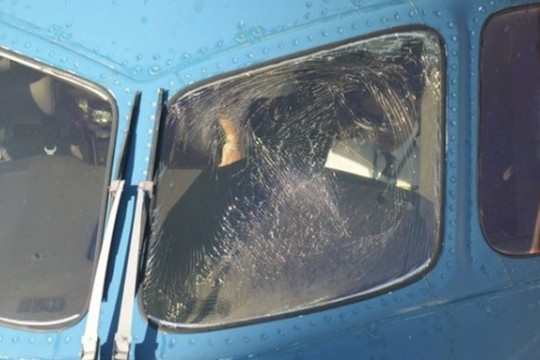 Máy bay Vietnam Airlines bị rạn nứt kính buồng lái đã về tới Hà Nội