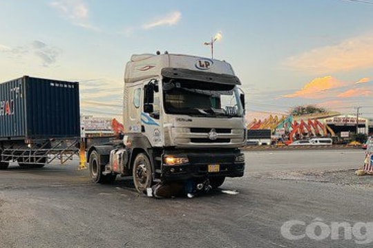 Xe container cuốn xe máy trước Bến xe Miền Đông mới, 4 người trong một gia đình nhập viện