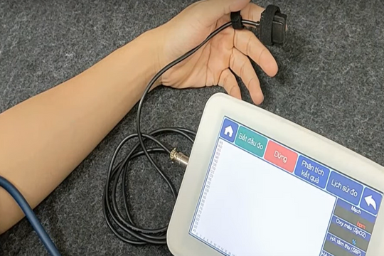 Sinh viên chế tạo máy đo huyết áp thông minh