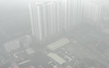 Không khí Hà Nội ô nhiễm trầm trọng, trời mịt mù cả ngày