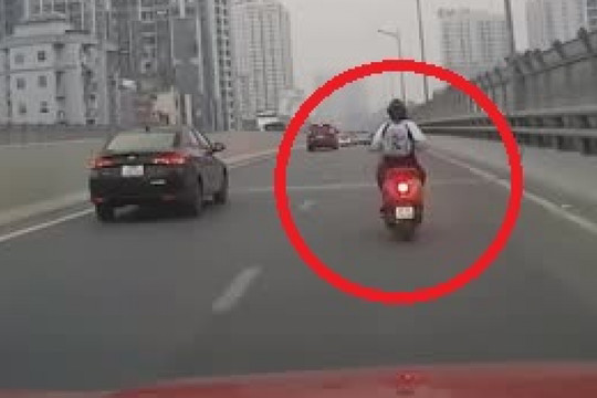 Clip: Nữ tài xế đi xe máy vespa làm điều liều lĩnh trên đường Hà Nội