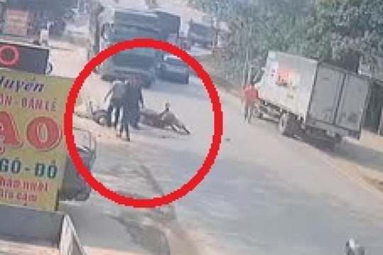 Clip: Tông trúng nữ tài xế chạy xe máy như tự sát, 1 người nằm gục tại chỗ