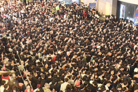 Hàng nghìn người nhích từng chút ở phố đi bộ Hà Nội chờ giao thừa