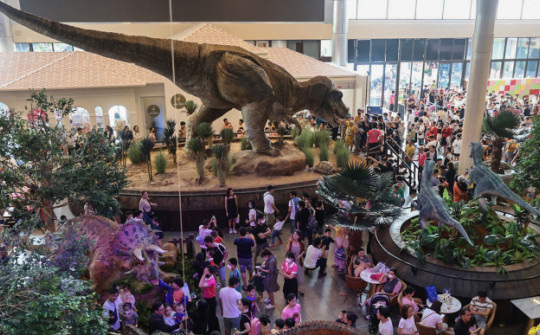 Người dân xếp hàng để xem mô hình khủng long "khủng" ở trung tâm TP.HCM