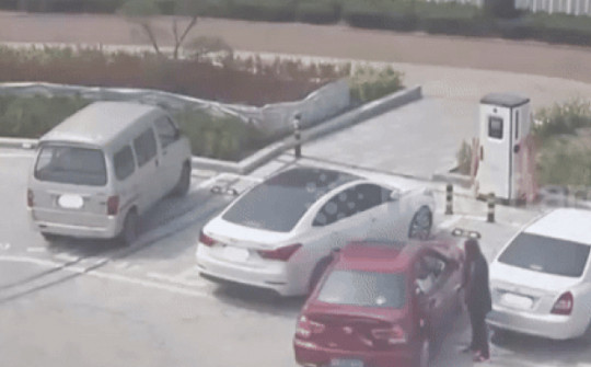 Video: Đỗ xe mãi không được, nữ tài xế đưa ra quyết định gây...cười ngặt nghẽo