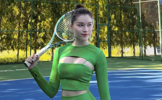 MC Thanh Thanh Huyền khoe đường cong với áo "vầng trăng khuyết" khi chơi tennis