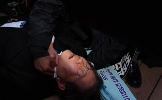 Lời khai nghi phạm đâm vào cổ Chủ tịch đảng đối lập Hàn Quốc