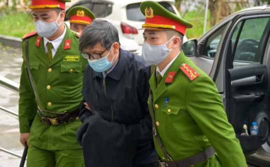 Xét xử "đại án Việt Á": Cảnh sát dẫn giải ông Nguyễn Thanh Long, Chu Ngọc Anh tới tòa