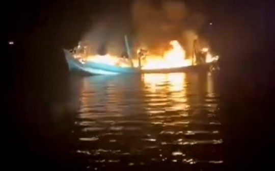 Tàu cá bốc cháy dữ dội trên biển nghi bị ném “bom xăng”