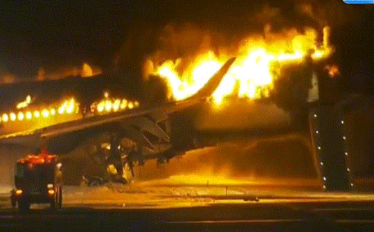379 người thoát chết vụ cháy máy bay ở Nhật Bản thế nào?