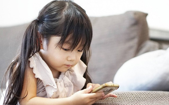 Trẻ bị cấm dùng và trẻ được sử dụng điện thoại khác biệt như thế nào khi lớn?