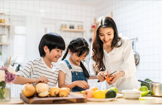 8 lợi ích khi trẻ vào bếp nấu ăn cùng mẹ