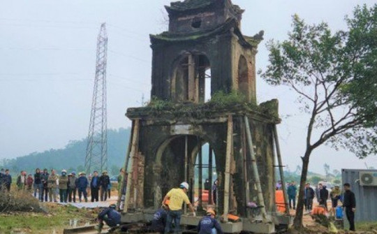 "Thần đèn" di dời cổng đền hàng trăm năm tuổi ở Hà Tĩnh