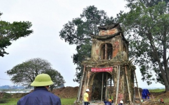 Tận thấy 'thần đèn' di dời cổng đền 200 năm tuổi ở Hà Tĩnh