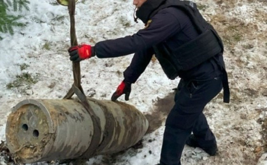 Ukraine công bố ảnh đào được đầu đạn tên lửa Kinzhal còn nguyên vẹn của Nga