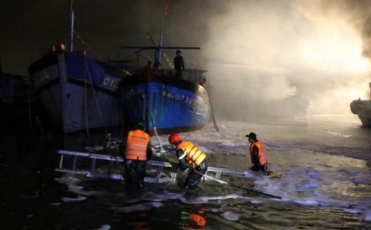Nhiều tàu cá bị cháy trong đêm trên vịnh Mân Quang, Đà Nẵng