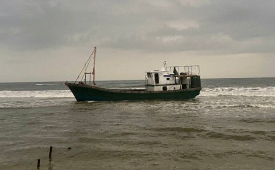 Bên trong chiếc "tàu ma" xuất hiện ở bờ biển Quảng Trị lúc rạng sáng