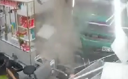Kinh hoàng khoảnh khắc xe tải lao vào quán tóc sau khi đánh lái tránh xe máy